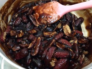 13、补血养颜之玫瑰阿胶糕,先加入红枣拌匀