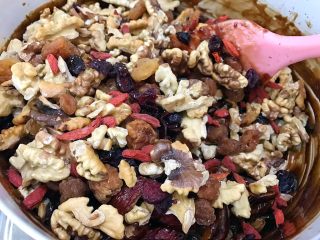 14、补血养颜之玫瑰阿胶糕,再加入桂圆干，核桃仁，蔓越莓干，枸杞拌匀