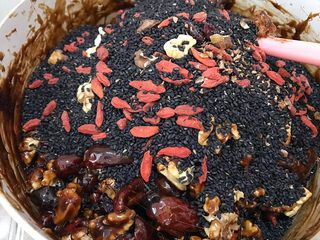 15、补血养颜之玫瑰阿胶糕,最后加入黑芝麻（黑芝麻加入以后不好搅拌了，马上关火大力的拌匀）