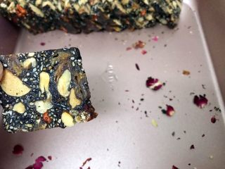 20、补血养颜之玫瑰阿胶糕,再切成片即可，切片真是力气活^_^