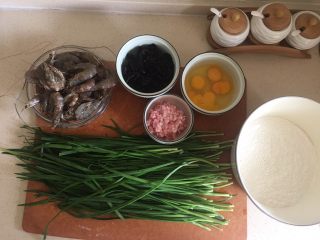 2、韭菜盒子,肉放的少 母上跟姥姥不怎么爱吃肉,我放点肉提提味儿 韭菜提前洗净 沥干水分