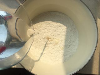 3、韭菜盒子,面粉里加入热水 不是开水 也不是温水 是热水