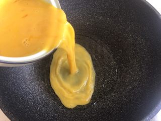 6、韭菜盒子,锅内放油加热 油温上来后放入打散的鸡蛋