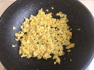 7、韭菜盒子,炒碎 盛出备用