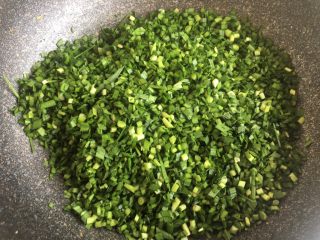 9、韭菜盒子,放入大的容器里 一会儿好搅拌