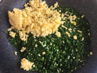 10、韭菜盒子,鸡蛋也倒进去