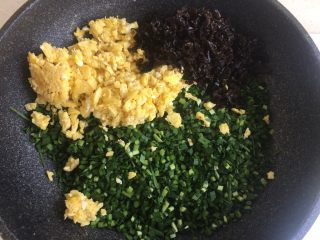 13、韭菜盒子,一样倒进去