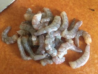 14、韭菜盒子,剥虾仁 具体剥虾在之前菜谱凉拌面有