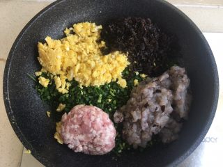 16、韭菜盒子,虾仁还有肉馅都放入大容器呢