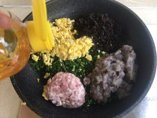 17、韭菜盒子,倒少许油 别太多 大概就是平时吃饭勺的两勺