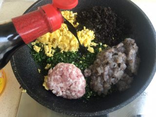 18、韭菜盒子,老抽 少放 就拍照这功夫 我就倒多了