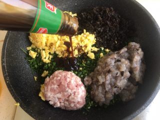 19、韭菜盒子,蚝油 对 你没看错 我不放盐的 做馅儿我都是放蚝油 (跟大厨学的)