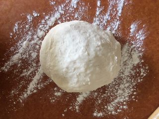 23、韭菜盒子,面取出来放案板上 取四分之一或者2分之一 看你面板大小了