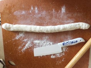 24、韭菜盒子,揉出韧劲儿 然后搓成条