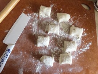 25、韭菜盒子,再切小块儿