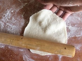 27、韭菜盒子,擀开成大圆形 不能太厚 也不能太薄