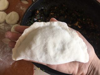 29、韭菜盒子,对折 把口都捏紧