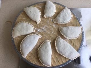 32、韭菜盒子,所有都这样捏好