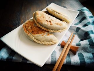 38、韭菜盒子,熟了之后装盘 继续烙下一锅