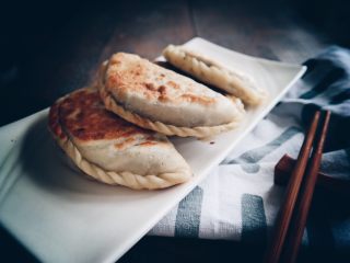 39、韭菜盒子,就这韭菜盒子 我历史记录最多一次吃了11个。之后吃完健胃消食片 又做了100个深蹲 ………