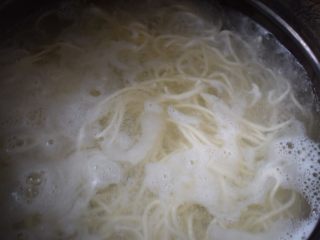 1、葱油小面,开火烧水，水开后下面条。