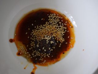2、葱油小面,下面后，准备一个大碗放入生抽、醋、辣椒油、香油、花椒面和熟白芝麻。