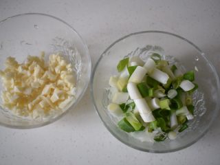 3、葱油小面,然后切蒜和葱。