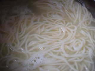 4、葱油小面,煮面过程要搅动几下以免粘粘，大约12分钟就熟了。关火。