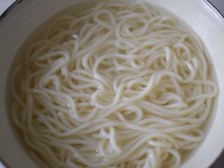 5、葱油小面,准备一盆凉水，把面捞到盆里，过凉水。