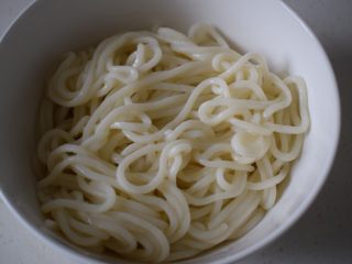 6、葱油小面,凉水过后，再把面捞到刚才放调料的碗里。