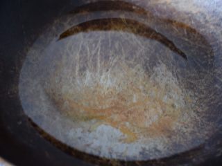 7、葱油小面,开火，烧菜锅中放食用油。