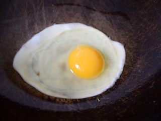 8、葱油小面,放入鸡蛋，撒一些盐。