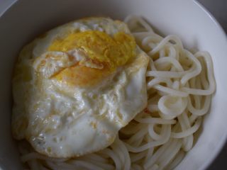 9、葱油小面,鸡蛋煎好后放到碗里。