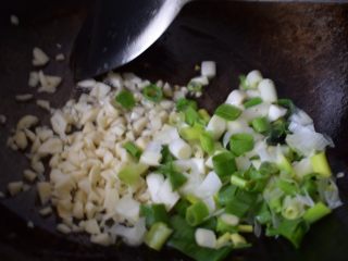 10、葱油小面,烧菜锅里倒入食用油，油热后，放入葱蒜，撒一些盐。