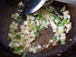 11、葱油小面,葱蒜炒香，关火。