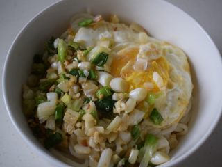 12、葱油小面,然后把葱蒜倒入碗中。