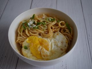 13、葱油小面,搅拌面，使其均匀。可表面撒一些芝麻和小葱。