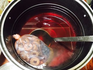 2、酸甜滋味《正宗酸梅汤》(冷饮),所有的东西放到过滤袋中,用水冲洗一下。锅里接水,放入食材包和冰糖,大火煮沸,小火煮够30-40分钟关火。食材包放在锅里闷20分钟,然后捞出来,放在碗里,放进冰箱冷藏,明天可以再放1500---2000克水在煮40分钟,喝第二回。