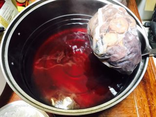 3、酸甜滋味《正宗酸梅汤》(冷饮),捞出食材包后的酸梅汤,放凉,然后倒入凉水壶放进冰箱冷藏1-2小时,赶紧倒一杯畅饮吧!