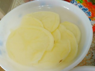 1、东北双人份麻辣拌之酸甜拌,土豆切片，越薄越好，用水洗几遍，泡着。