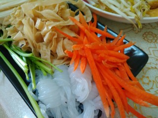 4、东北双人份麻辣拌之酸甜拌,魔芋结提前泡好，也可以买现成的，胡萝卜切成丝，豆皮提前泡好，菠菜洗干净去掉根。