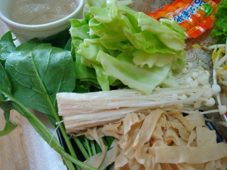 5、东北双人份麻辣拌之酸甜拌,金针菇洗一洗切掉根撕一撕，包菜洗一洗撕一撕，如果家里有大白菜更好，我家没有。