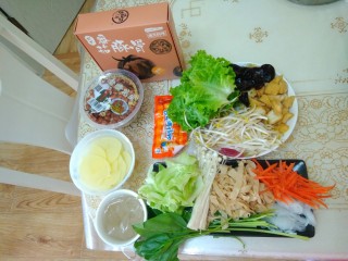 6、东北双人份麻辣拌之酸甜拌,东西备齐了，开始烧水开锅啦！