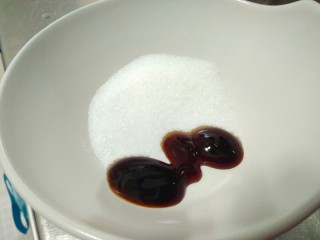 10、东北双人份麻辣拌之酸甜拌,三大滴耗油，加上白砂糖。