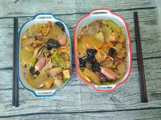 16、东北双人份麻辣拌之酸甜拌,办好后放入两个碗里就ok啦！