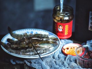 3、麻辣过瘾 香辣虾&麻辣香锅,用签子/牙签捅进虾头后的第三个关节 可以快速去虾线