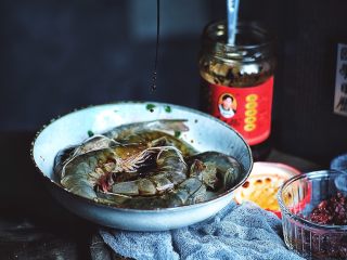 4、麻辣过瘾 香辣虾&麻辣香锅,将虾用一大勺生抽和料酒腌制10分钟