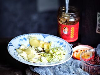 6、麻辣过瘾 香辣虾&麻辣香锅,葱姜蒜切片 抓一小把麻椒备用