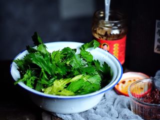 7、麻辣过瘾 香辣虾&麻辣香锅,将蔬菜全部洗净 菜选自己喜欢的就可以 不一定非和我一样