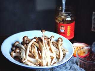 8、麻辣过瘾 香辣虾&麻辣香锅,我用了芹菜 蘑菇和藕 你也可以再买点鱼丸 牛丸一类的